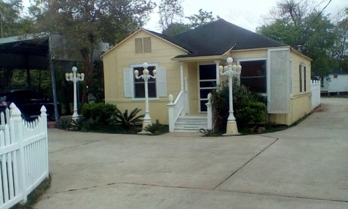 Bacliff House | This location has it all for country comfort near the bay and beach!