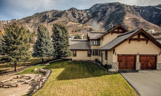 Sandy House | This stunning lodge is nestled on the Wasatch Mountain foothills!