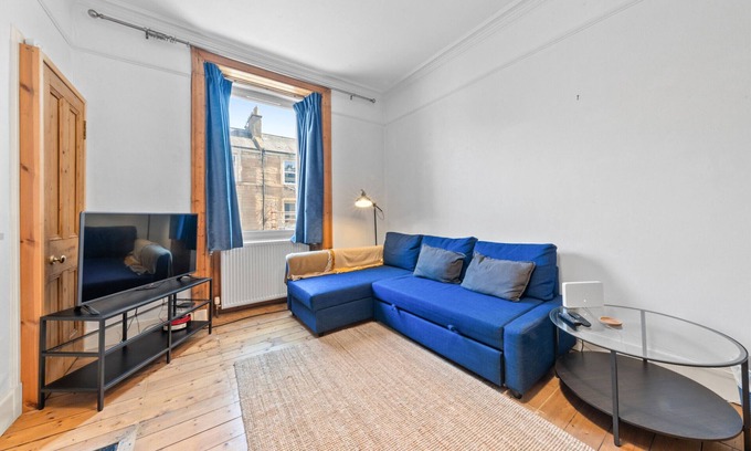 Leith Apartment | Thorntree 2 Bedroom Apartment with Sofa Bed - Edinburgh