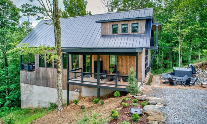 Banner Elk House | Three Bears Retreat at MontEagle: Hot tub, Outdoor Fireplace, Firepit, 3 Kings!