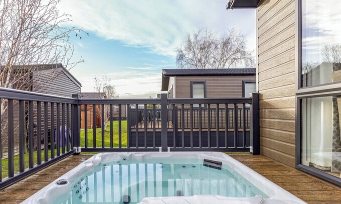 Harlow Ski Chalet | Three Bedrom Luxury Lodge with Hot Tub