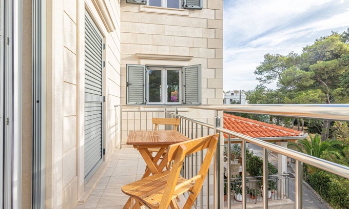 Sutivan Apartment | Three bedroom apartment with balcony and sea view Sutivan, Brač (A-15665-a)