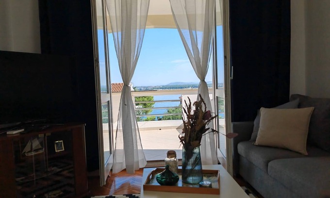 Tkon Apartment | Three bedroom apartment near beach Tkon, Pašman (A-8297-b)