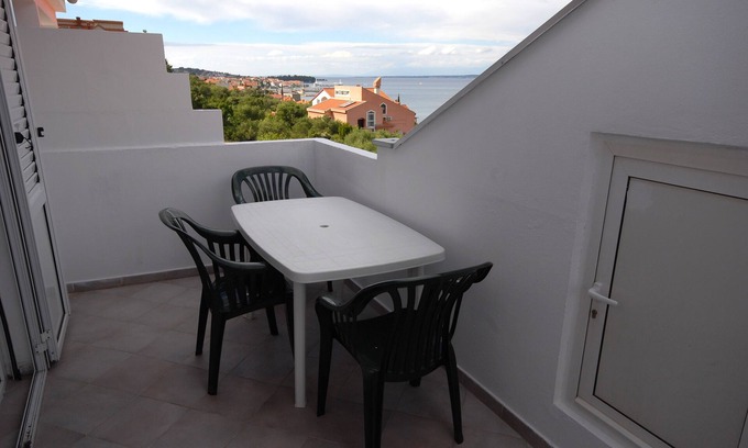 Kali Apartment | Three bedroom apartment with balcony and sea view Kali, Ugljan (A-14083-d)