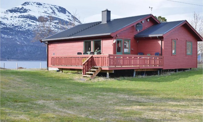 Tjeldsund House | Three-Bedroom Holiday Home In Hol I Tjeldsund