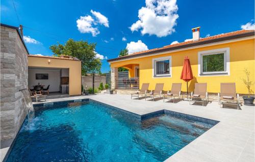 Zbandaj House | Three-Bedroom Holiday Home In Porec