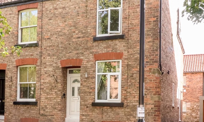 Ripon House | THROUGH THE LOOKING GLASS, pet friendly, with a garden in Ripon