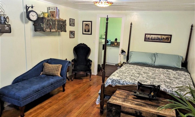 Westlake Cabin | Ticketmaster Chamber - Lakefront Studio Vacation Rental