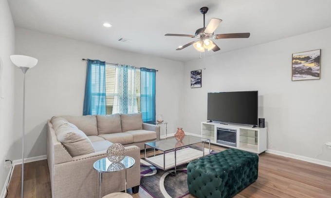 Highlands - Perkins House | Tigers Lair Bungalow by LSU Baseball Park - CB1030