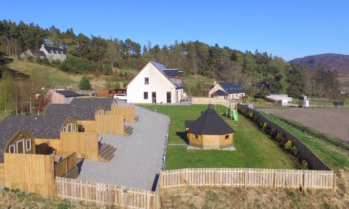 Newtonmore House | Tigh an Each B&B & Laggan Glamping
