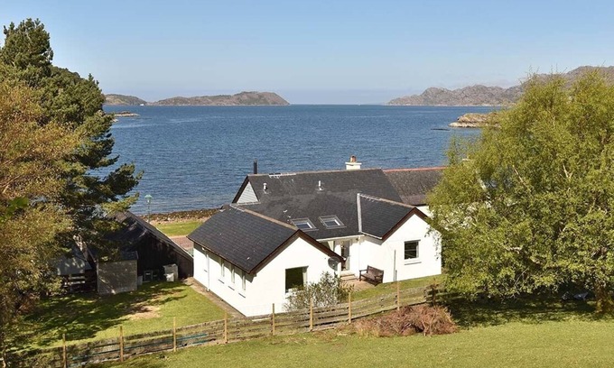 Strathcarron Cottage | TIGH EN LEIGH, pet friendly, with a garden in Shieldaig