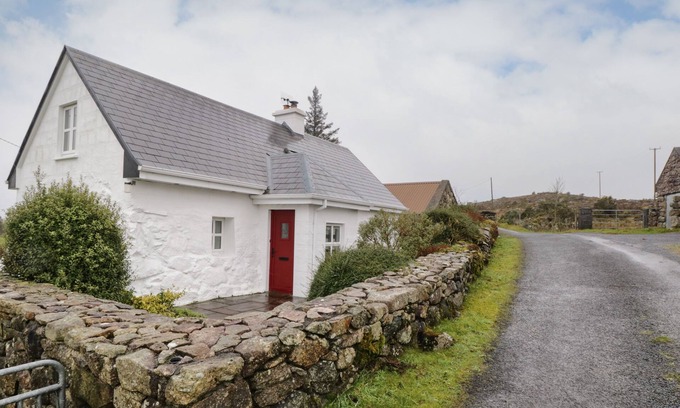 Inishmacatreer Cottage | TIGH MHICÏL, family friendly, with open fire in Rosmuc, County Galway