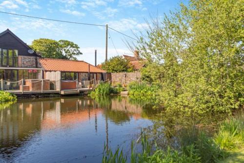Diss House | Tilly's, a two bedroom holiday retreat with hot tub and views of the pond
