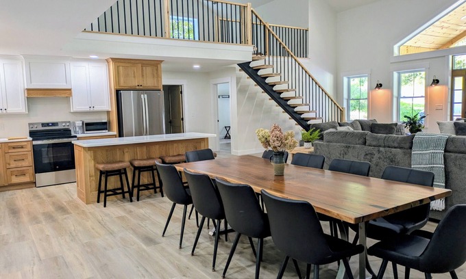 Hallsville House | Timber Cove Woodland Retreat - New 4 BR/3 BA - Hocking Hills - Hot Tub