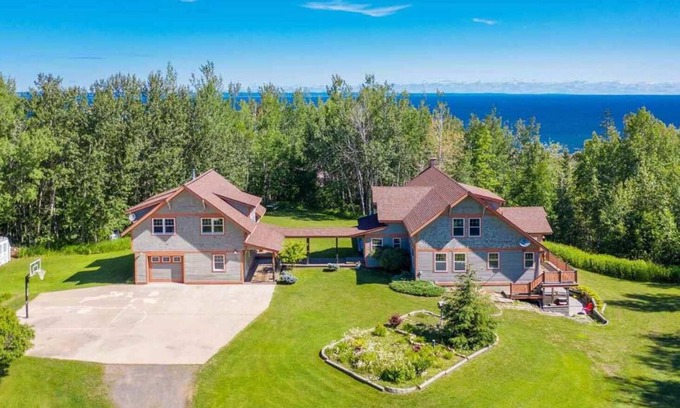 South Range House | Timber Frame House overlooking Lake Superior, 20 miles from downtown Duluth
