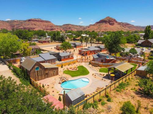Kanab House | Timber & Tin D 2Bed 2Bath w Pool & Rooftop Deck