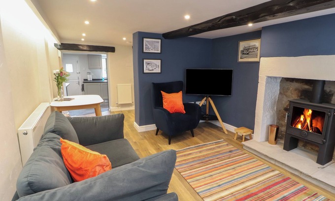 Warton Cottage | TIMEKEEPER'S COTTAGE, pet friendly, with open fire in Carnforth
