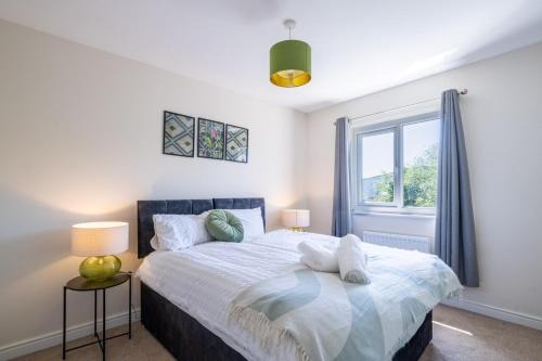 Newport Apartment | Timeless Charm, Historic 3-Bedroom Getaway near Monmouth Castle, Sleeps 5, Parking, WiFi