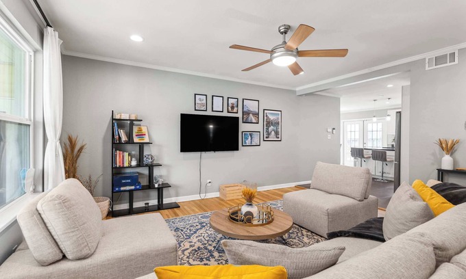 Highland House | Timeless Treasure in a Pedestrian-Friendly Locale!