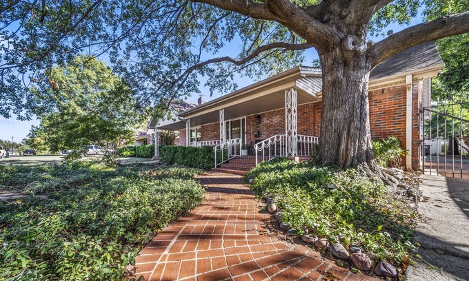 Turner Park House | Timeless Tulsa: 1940s Bungalow Expo 3BR/3BA