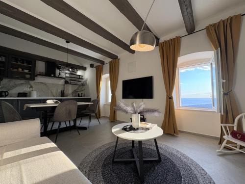 Ustrine Apartment | Tina's Sunset Haven