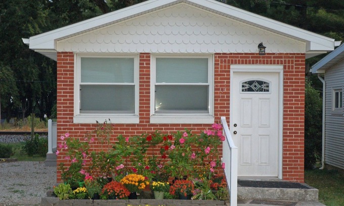 Niantic House | Tiny Home Between Decatur & Springfield 1 mile north of I-72