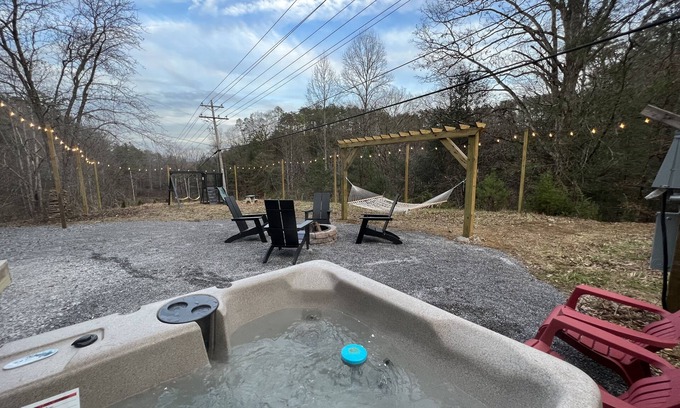 Sevierville House | Tiny home, fast wifi hot tub