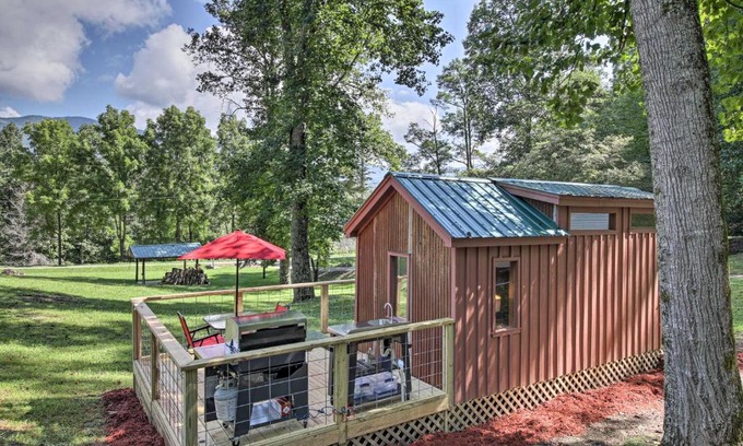 Hayesville House | Tiny Home in Hayesville with Deck Near Trails!