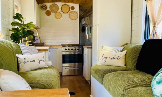 Titusville House | Tiny Home School Bus with 1 bedroom and WiFi, AC in charming Titusville