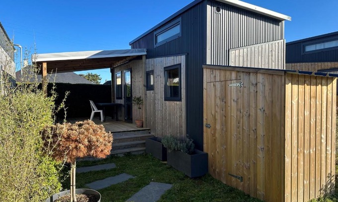 Jullouville-les-Pins House | Tiny House cosy à 200m de la plage, piscine, parking, et wifi gratuit - FR-1-361A-3