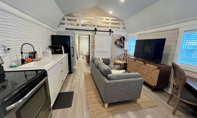 North Charleston Cottage | Tiny house monthly rental with small office in central North Charleston with AC