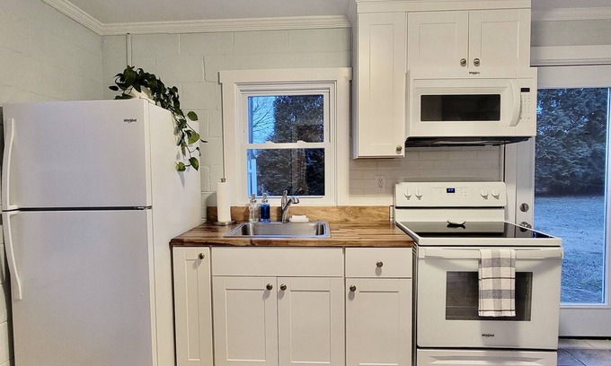 Warsaw House | Tiny House w/Loft 2 min. away from Town of Warsaw’s Main Street!