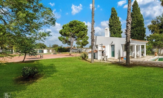 Palmela House | Tiny House with Pool in Pinhal Novo by Hostlovers