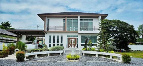 Bang Phai House | Tiny Island Lake Lodge