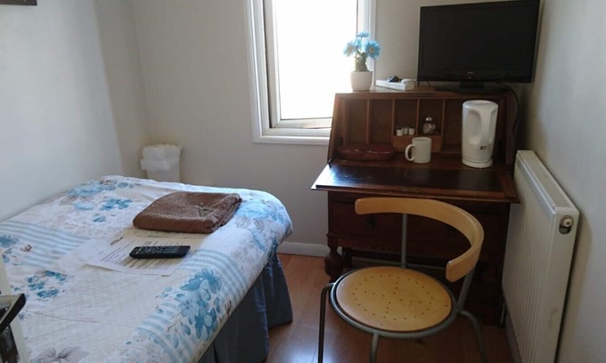 Harlington House | Tiny Single shared bathroom Room ssbyr
