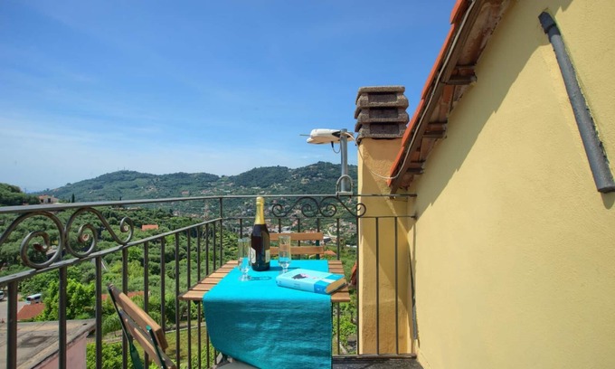 Costa dʼOneglia Apartment | Tipica Casa Ligure in Borgo Antico