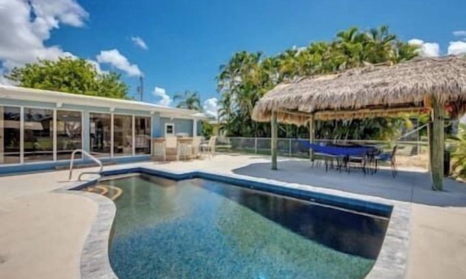 Fort Myers House | TIPSY TIKI - Pool, Canal, Outdoor Bar, King Bed