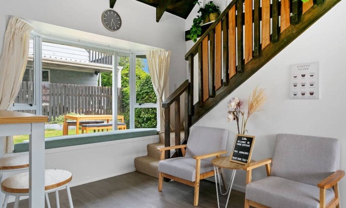 Richmond Heights House | Tobin Cottage - thoughtfully furnished, two storey property, pet Friendly, in central location