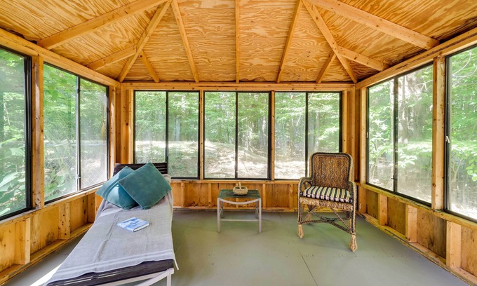 Tobyhanna Cottage | Tobyhanna Cottage w/ Screened-In Porch & Fire Pit!