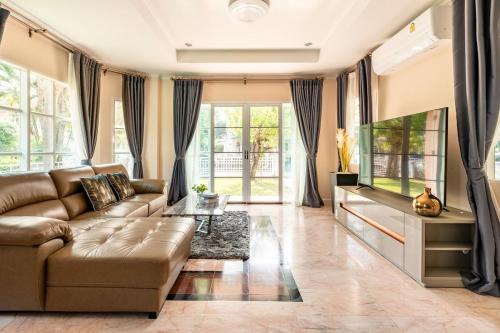 San Sai House | Top family house in peaceful area with lake view 3BR 15 mins to city