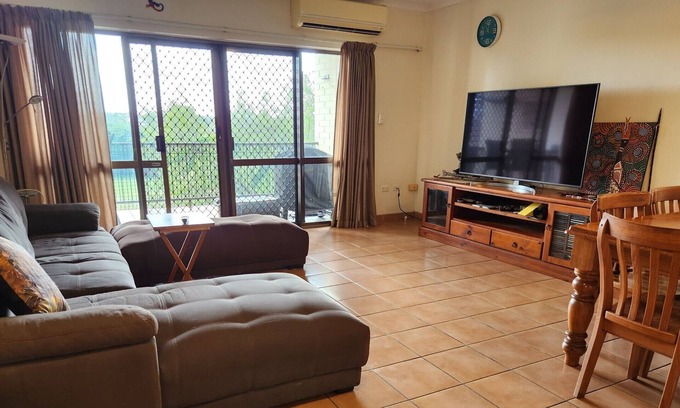 Larrakeyah Apartment | Top Floor Apartment Close to City and Beaches With Sweeping Golf Course Views