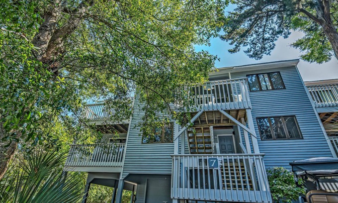 Southport Condo | Top floor condo with community pool in Royal James BHI! Two golf carts and access to BHI Club