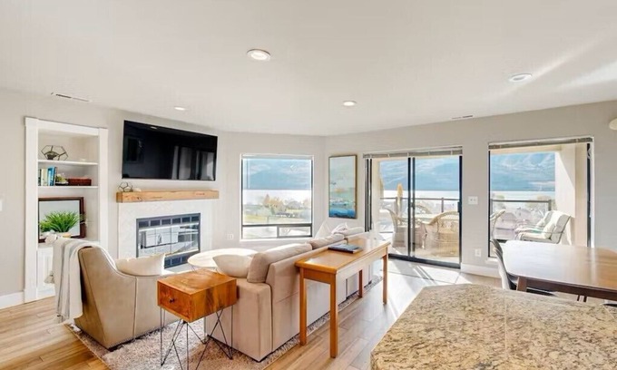Chelan Condo | Top-Floor Newly Remodeled 2-bed Condo w/LAKE VIEW & ACCESS, Hot Tub & 5 Pools