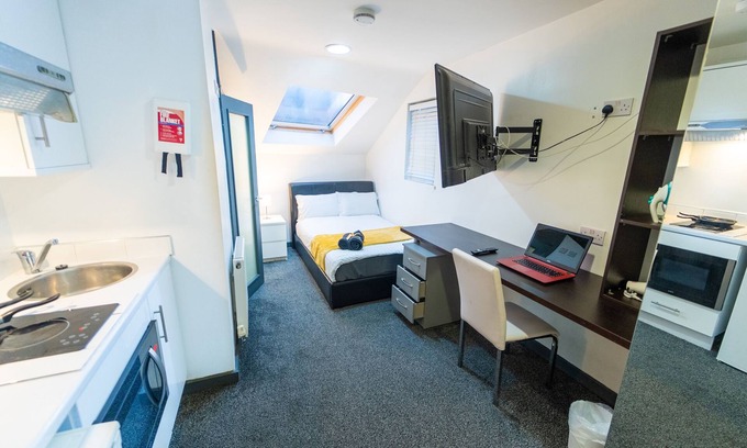 Selly Oak Apartment | Top floor studio close to QE
