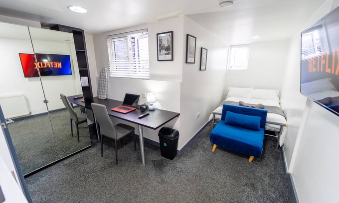 Selly Oak Apartment | Top floor studio close to the City!