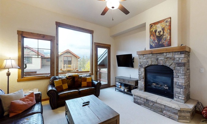 Bear Crossing House | Top-Floor Townhome at Bear Crossing w/Mountain Views, Garage & Hot Tub