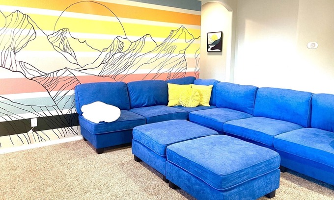 Medford House | Top Rated! Bring the kids, BIG backyard! Sleeps 12. Fast WIFI.