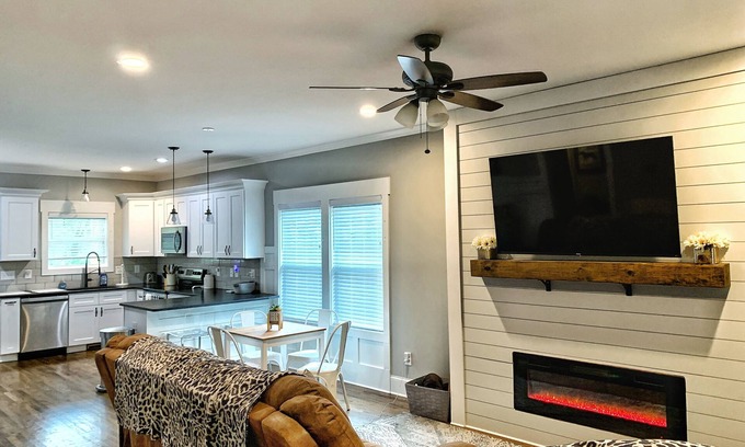 Sans Souci House | *Top Rated Dog Friendly Home in GVL* - Welcome to The Mountain Schnauzer!