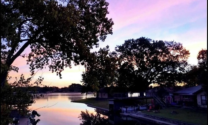 Granbury House | TOP-RATED! HOT TUB, KAYAKS, FISHING, BOAT DOCK! Granbury Paddle and Play Escape!