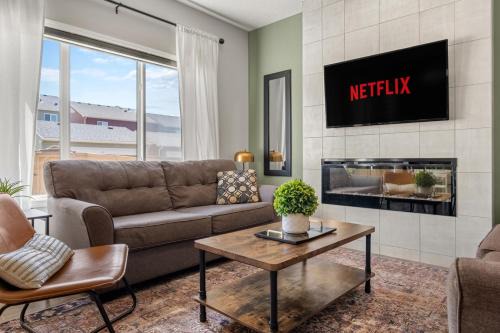 Northwest Calgary House | Top Rated Luxury House with Central AC, Double Garage Parking, 2 Kitchens, 5 Bedrooms & More!